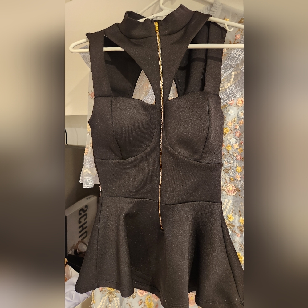 2B Bebe cutout peplum top